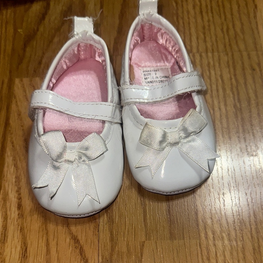 Source Unknown White Baby Shoes with Pink Lining